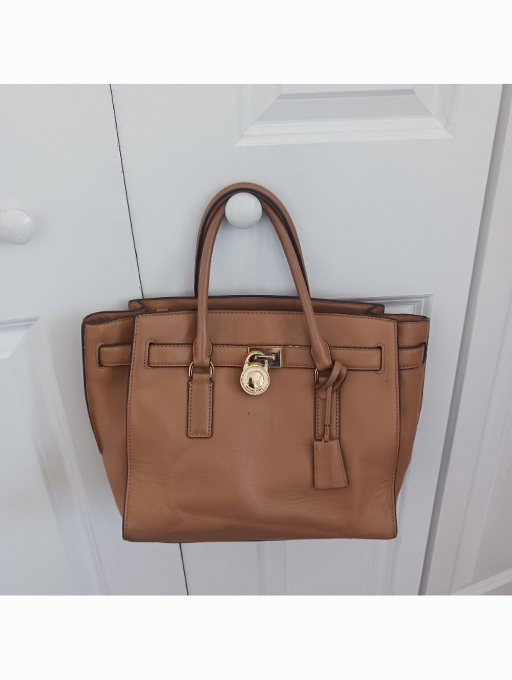 MICHAEL KORS Classic Tan Leather Satchel Handbag with Gold Hardware